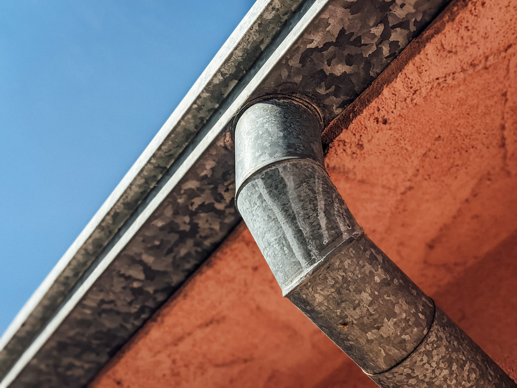Gutter and downpipe fitting